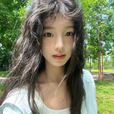 她的微笑像颗糖